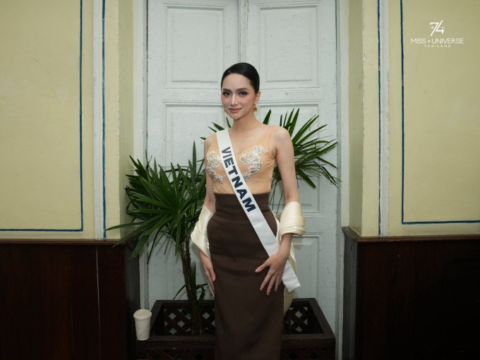 Bức ảnh Hương Giang diện đầm bút chì tham gia một hoạt động tại Miss Universe 2025 ở Thái Lan được ban tổ chức chia sẻ và nhận hàng chục nghìn lượt "thích".