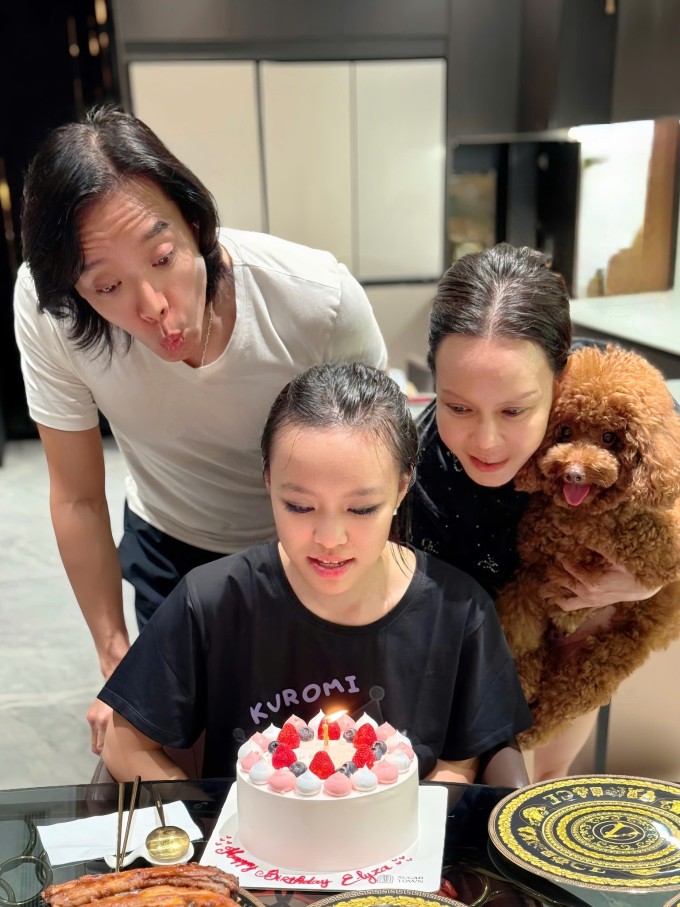 Vợ chồng Việt Hương mừng sinh nhật con gái tại nhà. Nữ diễn viên cho biết bé Elyza rất vui vẻ khi không tổ chức tiệc như mọi năm mà dành tiền để mua đồ ủng hộ bà con bị ảnh hưởng bởi bão lũ.