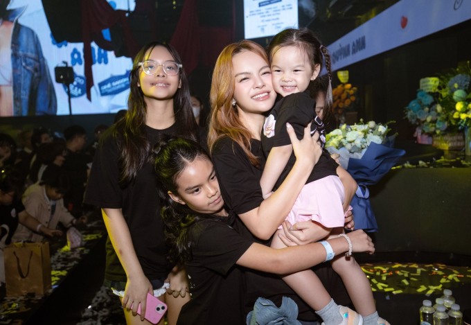 Phạm Quỳnh Anh nhớ khoảnh khắc bên ba con gái và bày tỏ cô luôn tự hào khi sinh ra những em bé hiểu chuyện. Các con cũng là mục tiêu lớn lao để cô cố gắng mỗi ngày.