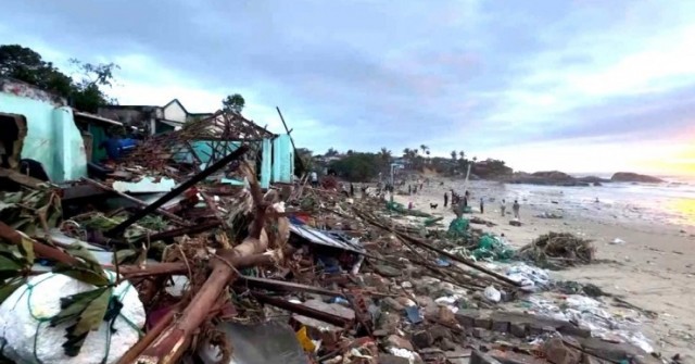 Cảnh đổ nát ở ven biển Gia Lai sau bão