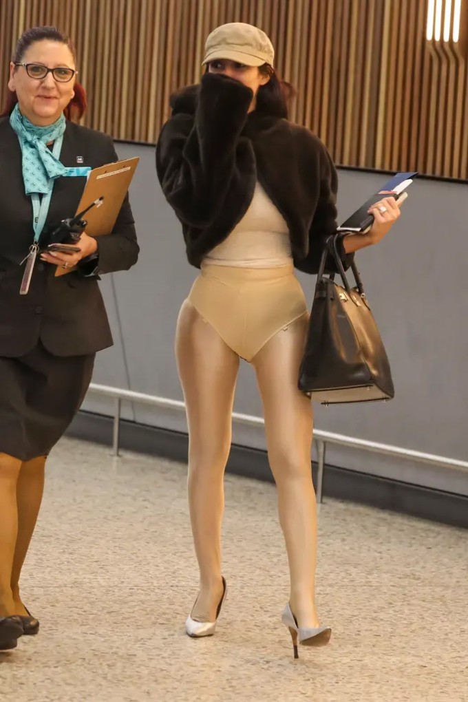 Người đẹp khoác thêm áo lông và xách chiếc túi Hermès Birkin khi rời sân bay.