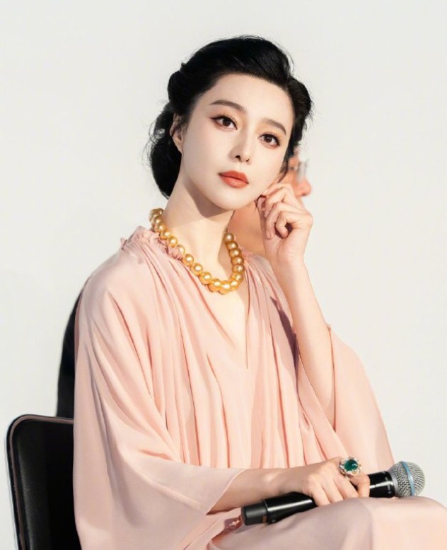 Diễn viên Phạm Băng Băng gây ấn tượng khi tham dự LHP Tokyo đầu tháng 11 với bộ đầm lụa tone hồng phấn, kết hợp chuỗi trang sức hạt trai cỡ lớn màu vàng champagne và tóc búi gọn, giúp cô khoe nhan sắc nổi bật. Ảnh: Weibo