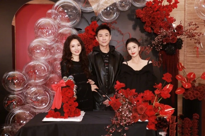 Diễn viên Đồng Lệ Á (bên phải) mừng sinh nhật Đổng Tuyền và chụp ảnh với vợ chồng bạn. Ảnh: Weibo