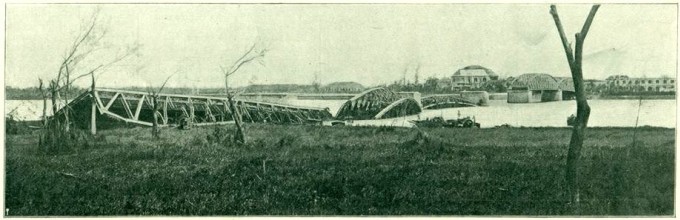 Cơn bão Giáp Thìn 1904 đã làm sập 4 nhịp cầu Trường Tiền xuống sông Hương. Ảnh: J. Pannier