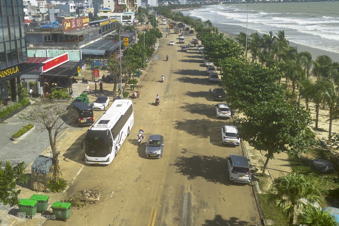 Cát biển phủ kín 3 km đường Võ Nguyên Giáp - Hoàng Sa, TP Đà Nẵng, sáng 7/11. Ảnh: Nguyễn Đông