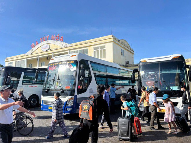 Trong ngày hôm nay, đường sắt dự kiến chuyển tải 1.500 khách bằng ô tô