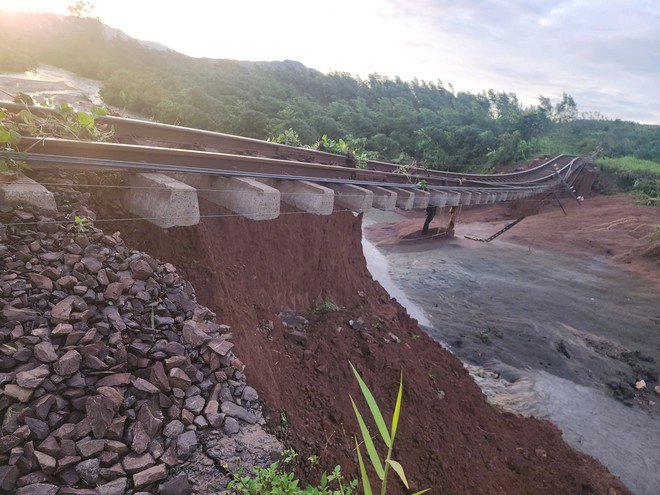 Đường sắt Bắc- Nam qua Tuy Hòa bị nước lũ cuốn trôi nền, còn trơ lại ray