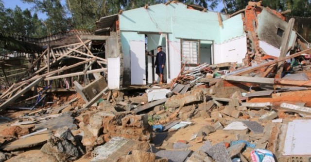 Trở về sau "chạy bão", người dân thất thần với ...