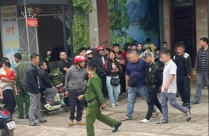 Nghi phạm cướp tiệm vàng bị người dân bắt giữ. Ảnh: MXH