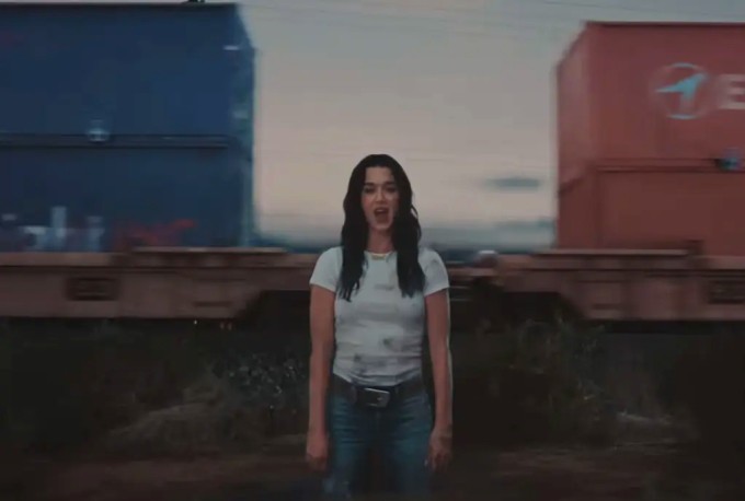 Katy Perry trong MV 'Bandaids'.