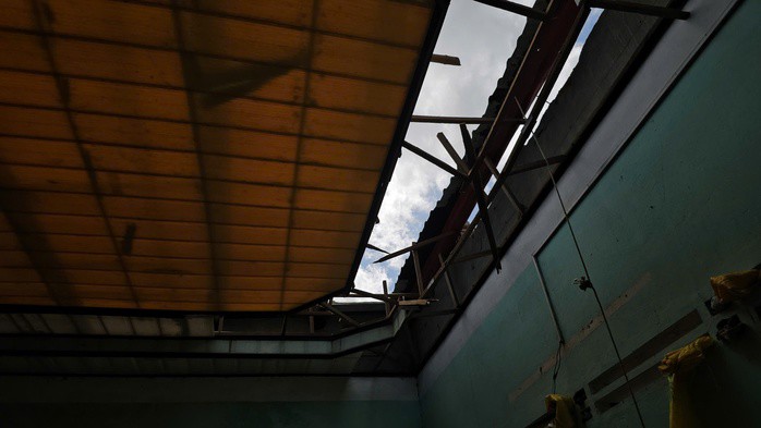 Bị bão giật mất mái nhà, 3 cha con ông An núp dưới bàn thờ gia tiên