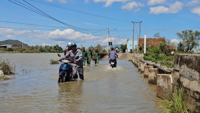 Đường vào thôn Quảng Vân vẫn còn ngập sâu sau bão số 13