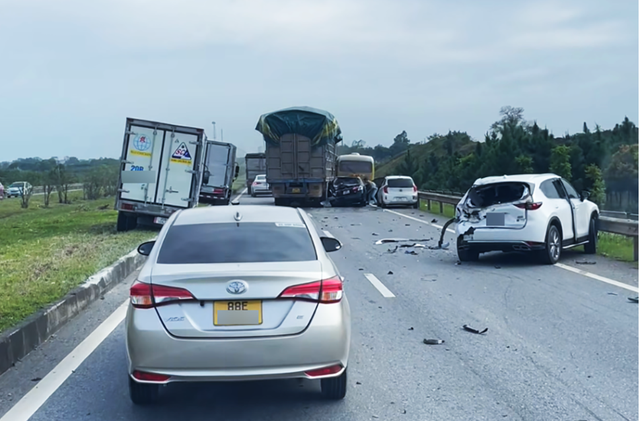 Hiện trường vụ tai nạn liên hoàn trên cao tốc Hà Nội - Thái Nguyên.