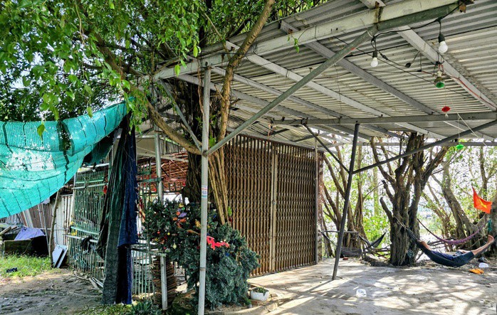 Căn nhà dùng để thu phí người qua cầu đã được khóa cửa khi cầu Ông Cọp bị cuốn trôi.