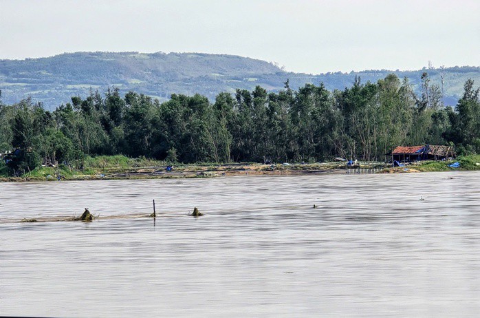 Cầu gỗ Ông Cọp đã bị cuốn trôi, chỉ còn lại vài trụ cầu nhô lên giữa sông.