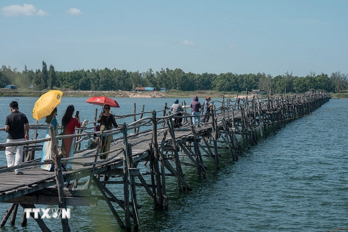 Cầu gỗ Ông Cọp trước khi bị lũ cuốn. Ảnh: TTXVN