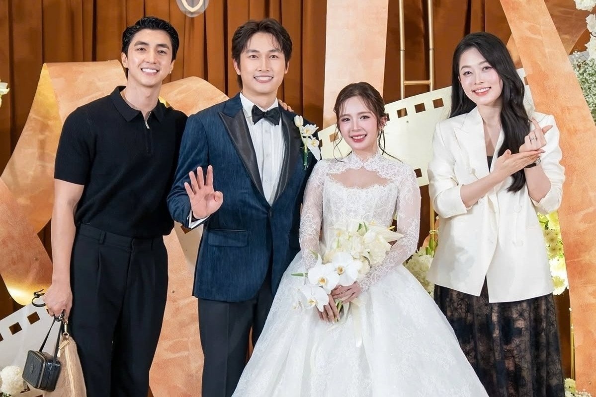 Hai diễn viên Việt Anh, Quỳnh Nga và vợ chồng diễn viên Bình An đến dự đám cưới của Ngọc Huyền - Đình Tú.