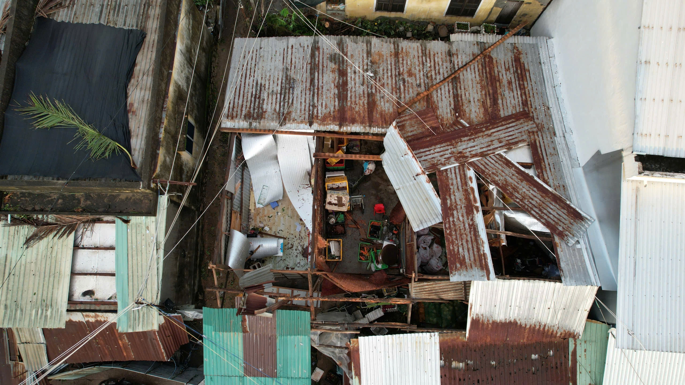 Chợ, nhà máy, đường phố tan hoang sau bão Kalmaegi - 6