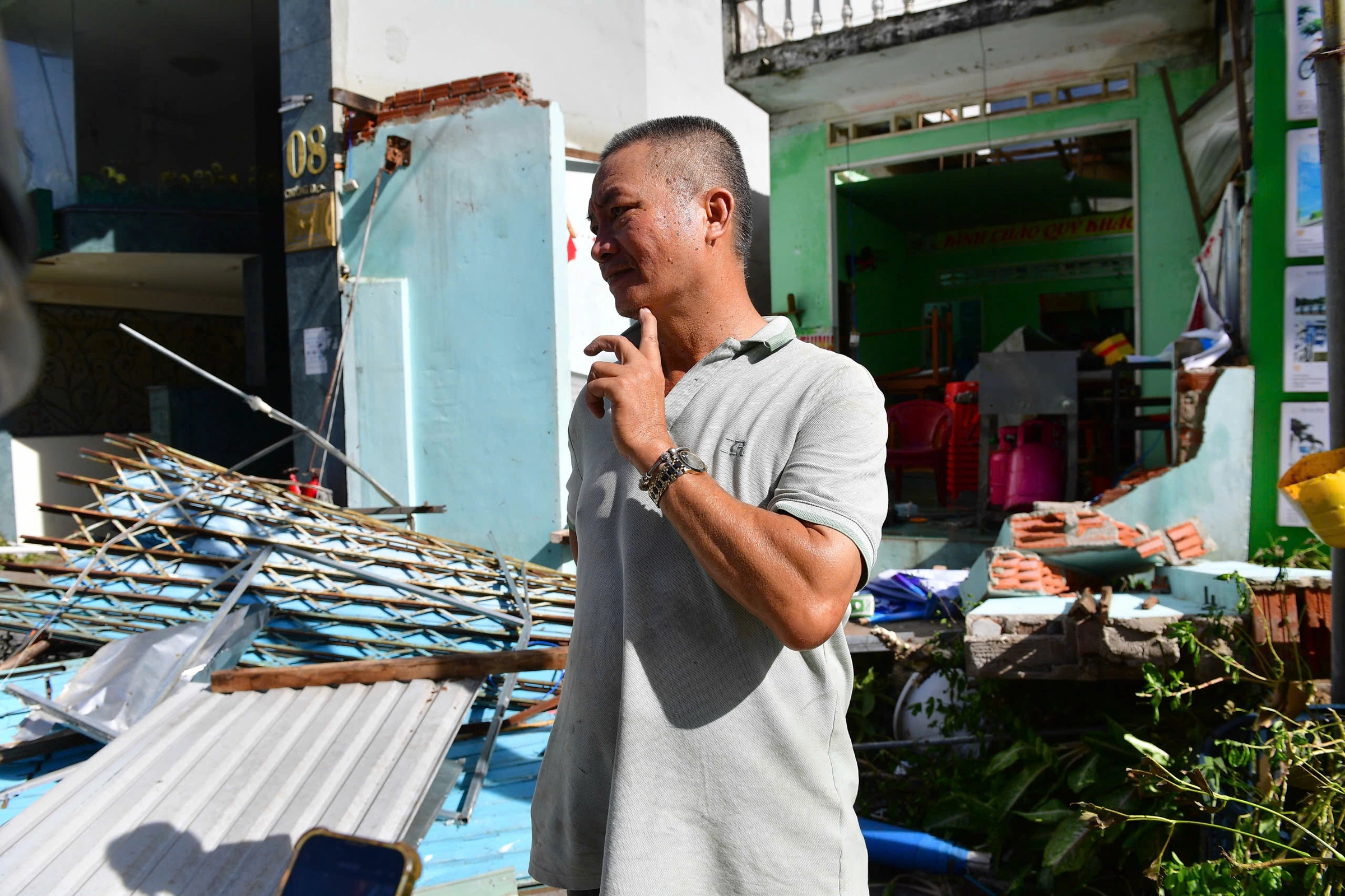 Trung tâm Quy Nhơn ngổn ngang sau bão - 9