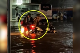 Clip: Hai thanh niên cố vít ga cực mạnh qua đường ngập và cái kết tê tái