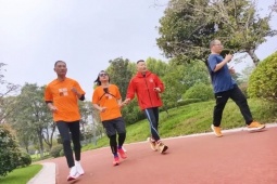 Thị trường - Tiêu dùng - Dịch vụ “bạn chạy bộ” gây sốt, thu nhập hơn nửa triệu đồng/giờ