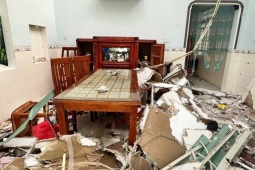 Bão số 13 làm 5 người chết, hơn 2.600 ngôi nhà bị sập, tốc mái