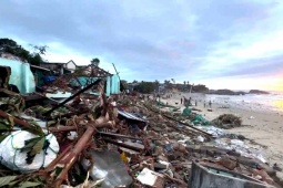 Cảnh đổ nát ở ven biển Gia Lai sau bão