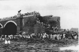 Thảm họa vỡ đập ở Ấn Độ: Cơn lũ cuồng nộ nuốt chửng thành phố, 25.000 người thiệt mạng