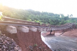 Đường sắt qua Đắk Lắk bị bão số 13 "cuốn" trơ ray, phải chuyển tải khách bằng ô tô