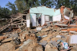 Trở về sau 'chạy bão', người dân thất thần với cảnh trước mắt