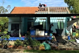 Tin tức trong ngày - Người dân kể phút lốc xoáy quét qua, hàng loạt nhà tan hoang