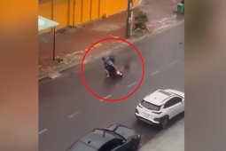 Clip: Kinh hoàng khoảnh khắc gió bão thổi bay cả người lẫn xe máy trên đường