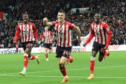Giải mã "ngựa ô" Ngoại hạng Anh: Sunderland thăng hoa nhờ cựu đội trưởng Arsenal