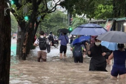 Bão số 13 suy yếu thành vùng áp thấp, miền Trung hứng mưa lớn