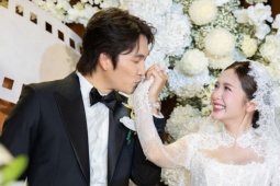 Đình Tú tình tứ hôn Ngọc Huyền trong tiệc cưới