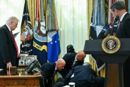 Thế giới - Ông Trump được ca ngợi về cách xử lý tình huống khách mời ngất ở Nhà Trắng