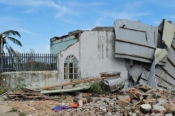 Thời khắc sinh tử của người đàn ông ở lại giữ nhà trong bão số 13