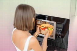 Nấu ăn bằng lò vi sóng có thực sự làm mất chất?