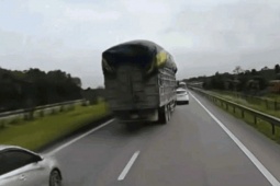 Tin tức trong ngày - Khoảnh khắc xe tải tông trúng hàng loạt phương tiện trên cao tốc Hà Nội - Thái Nguyên