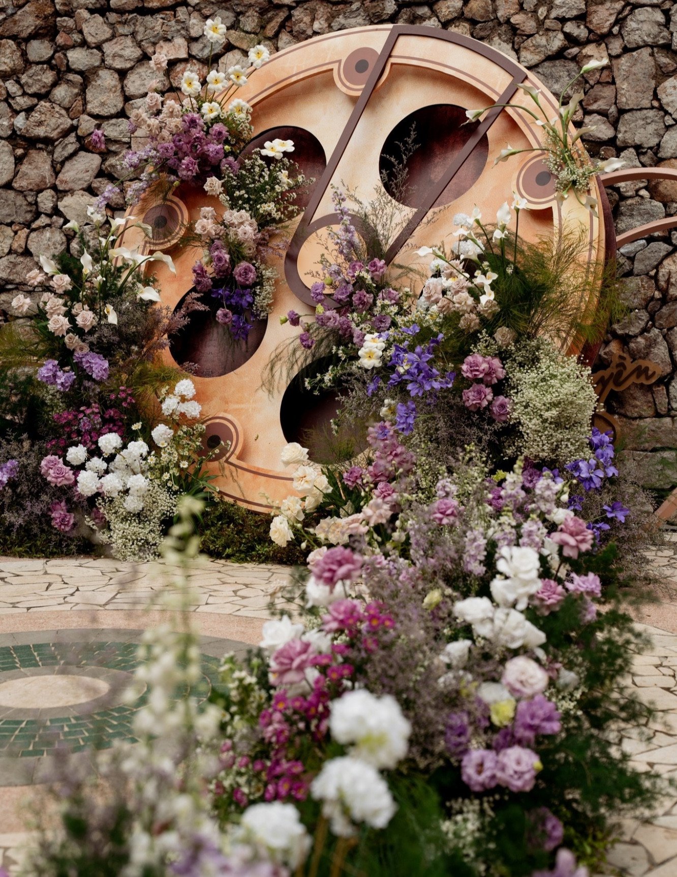 Tại tiệc cưới chính thức diễn ra vào buổi tối cùng ngày, Ngọc Huyền xuất hiện trong chiếc đầm ren bồng bềnh tuyệt đẹp nở nụ cười hạnh phúc viên mãn bên chú rể Đình Tú.