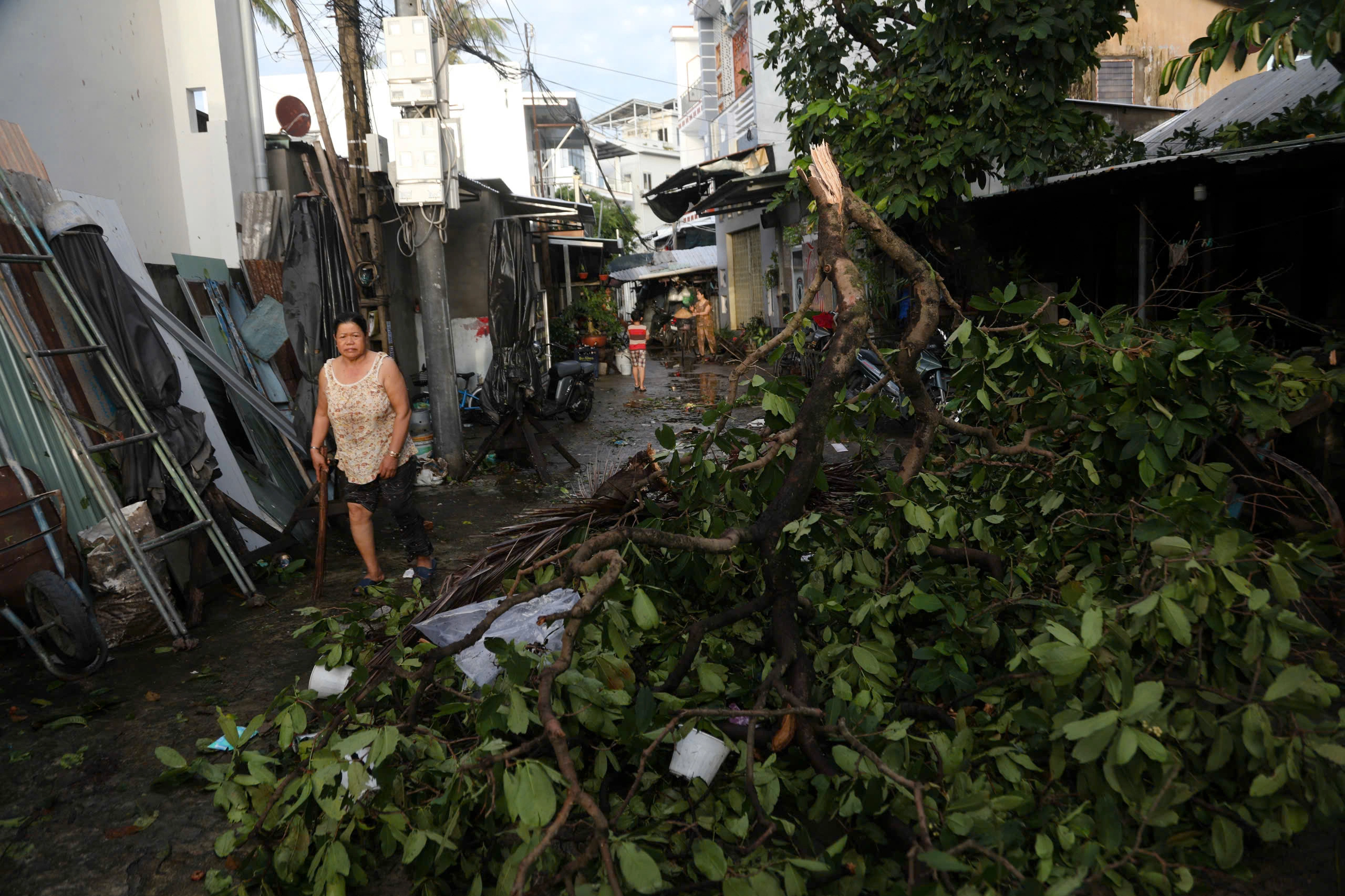 Chợ, nhà máy, đường phố tan hoang sau bão Kalmaegi - 7