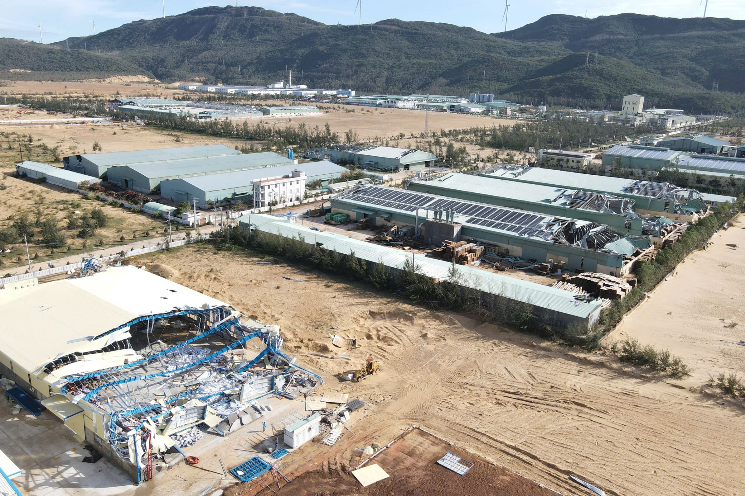 Trung tâm Quy Nhơn ngổn ngang sau bão - 16