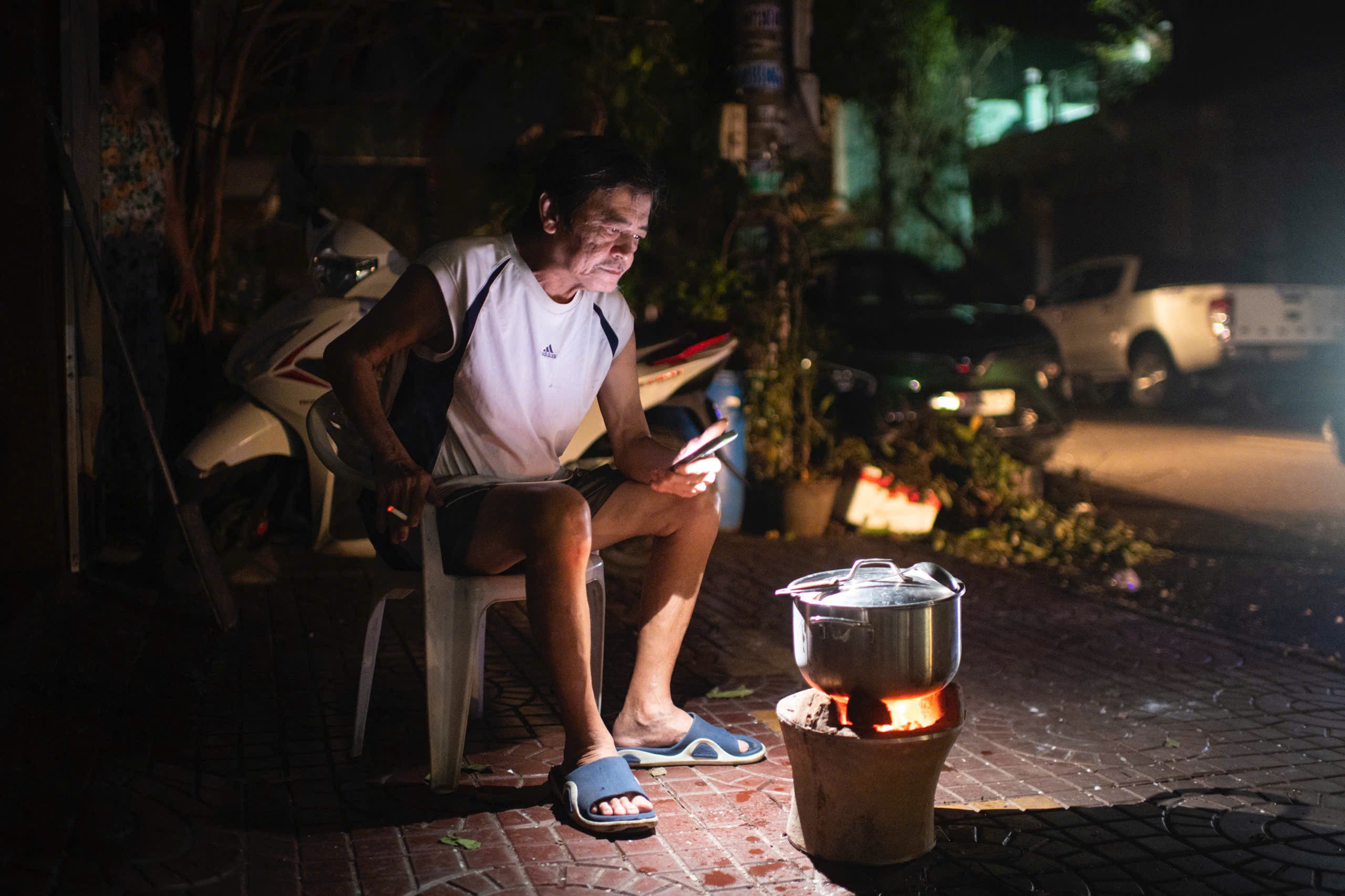 Đêm đầu sau bão không điện ở trung tâm Quy Nhơn - 5