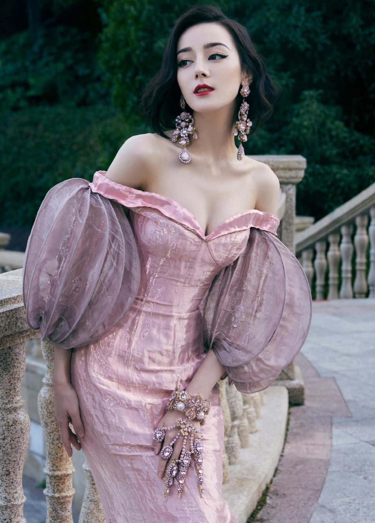 Địch Lệ Nhiệt Ba biến hóa đa dạng trên thảm đỏ. Nhiều nghệ sĩ không muốn xuất hiện bên cạnh cô vì sợ bị lu mờ.