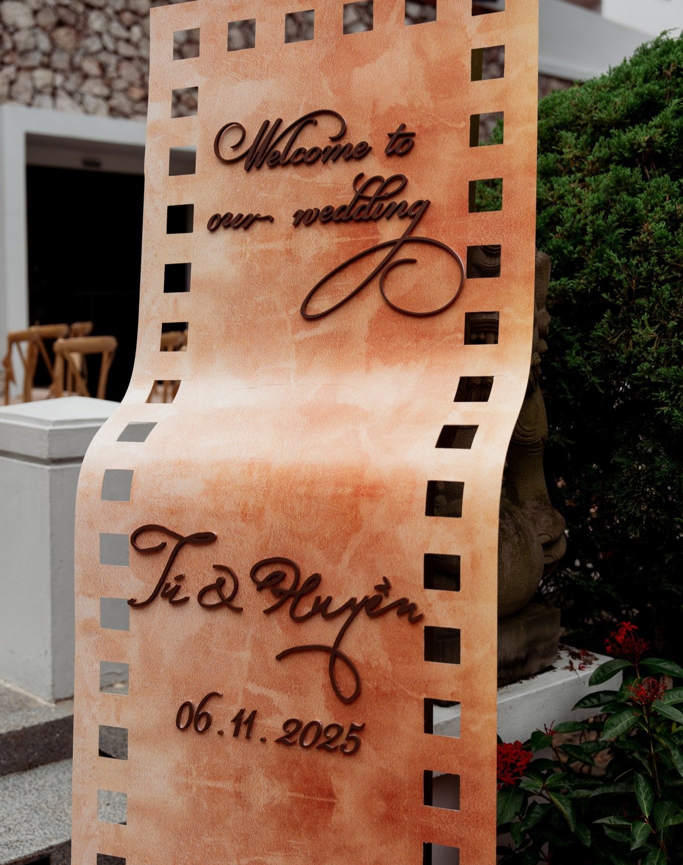 Tại tiệc cưới chính thức diễn ra vào buổi tối cùng ngày, Ngọc Huyền xuất hiện trong chiếc đầm ren bồng bềnh tuyệt đẹp nở nụ cười hạnh phúc viên mãn bên chú rể Đình Tú.