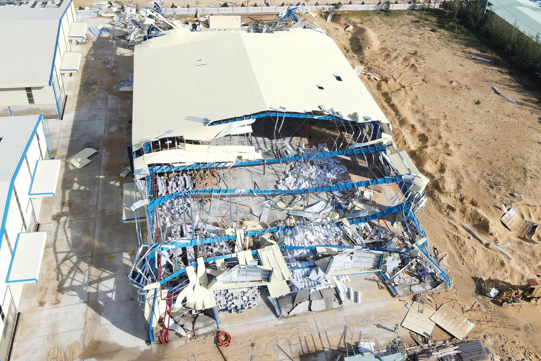 Trung tâm Quy Nhơn ngổn ngang sau bão - 17