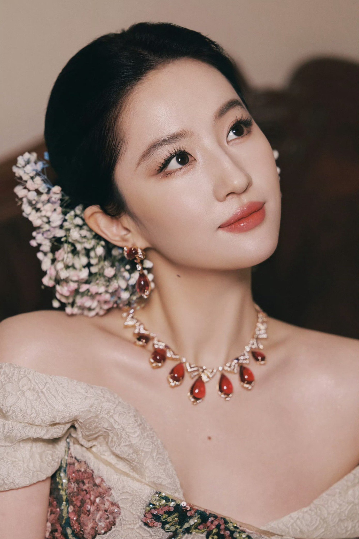 Lưu Diệc Phi mất 6 buổi thử tạo hình mới tìm được phong cách ưng ý.