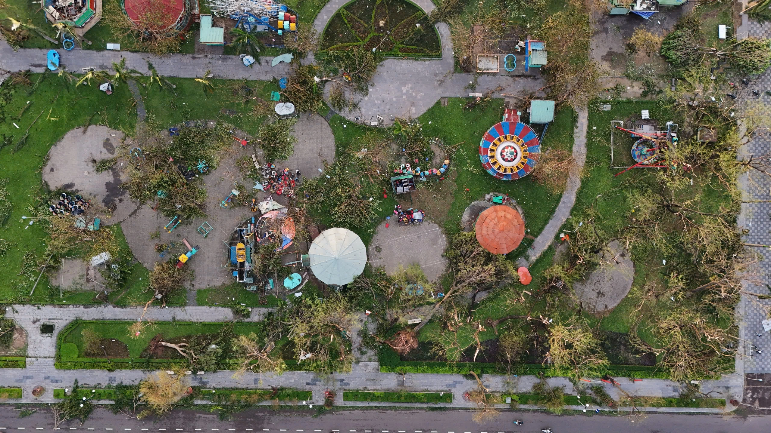 Chợ, nhà máy, đường phố tan hoang sau bão Kalmaegi - 13