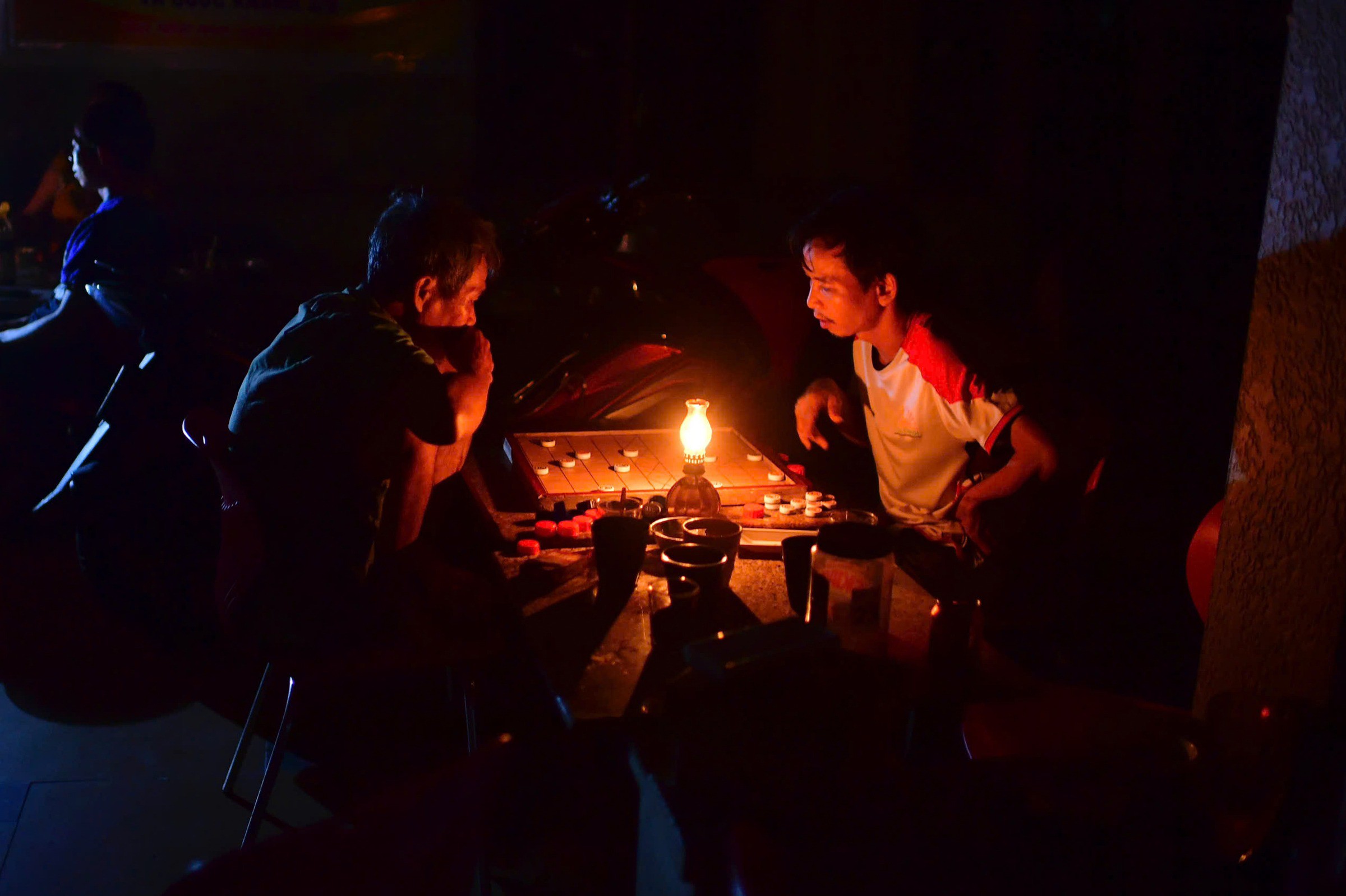 Đêm đầu sau bão không điện ở trung tâm Quy Nhơn - 8