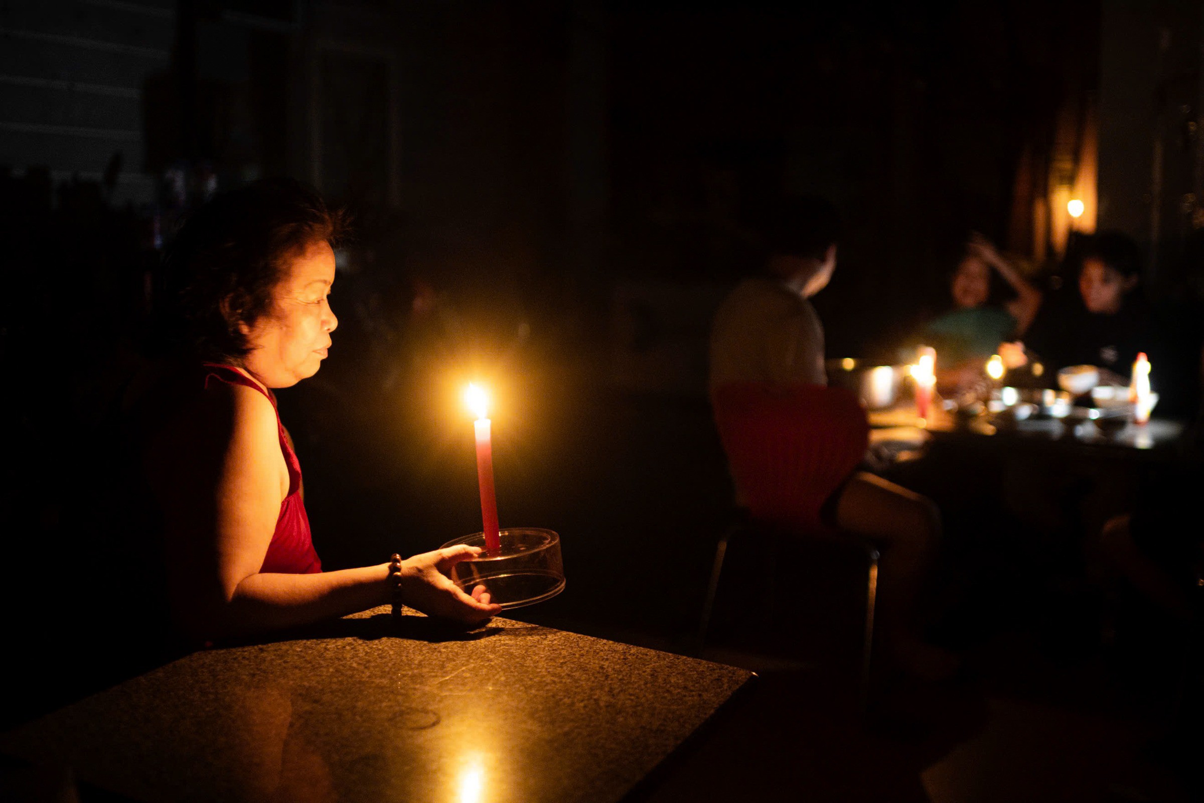 Đêm đầu sau bão không điện ở trung tâm Quy Nhơn - 9